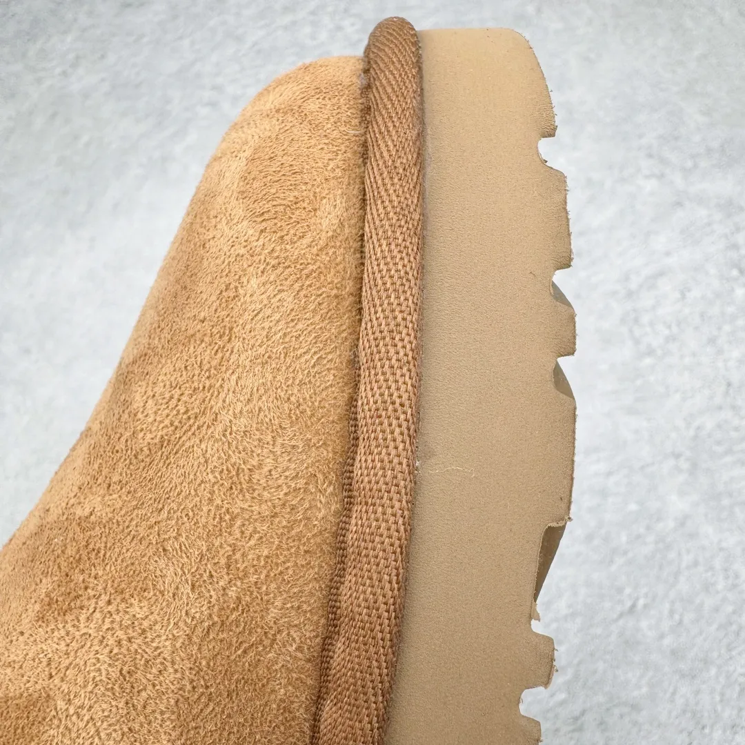 Pick up locally💰520 UGG 6223 Classic autumn and winter sheepskin and fur all-in-one snow boots. All shoes are made from ZP. Longfeng A-grade Australian imported sheepskin and fur all-in-one boots for men and women. Brand OEM production line. Fully follows the ZP process. OEM original pattern maker. Adhering to the principle of no original shoes and no development selection. Pay attention to every detail. The most authentic version on the market TREADLITE "Light Wing" technology outsole Lightweight/durable/flexible/pile size: 35 36 37 38 39 40 41 42 43 44 45 Coding: by2936080
